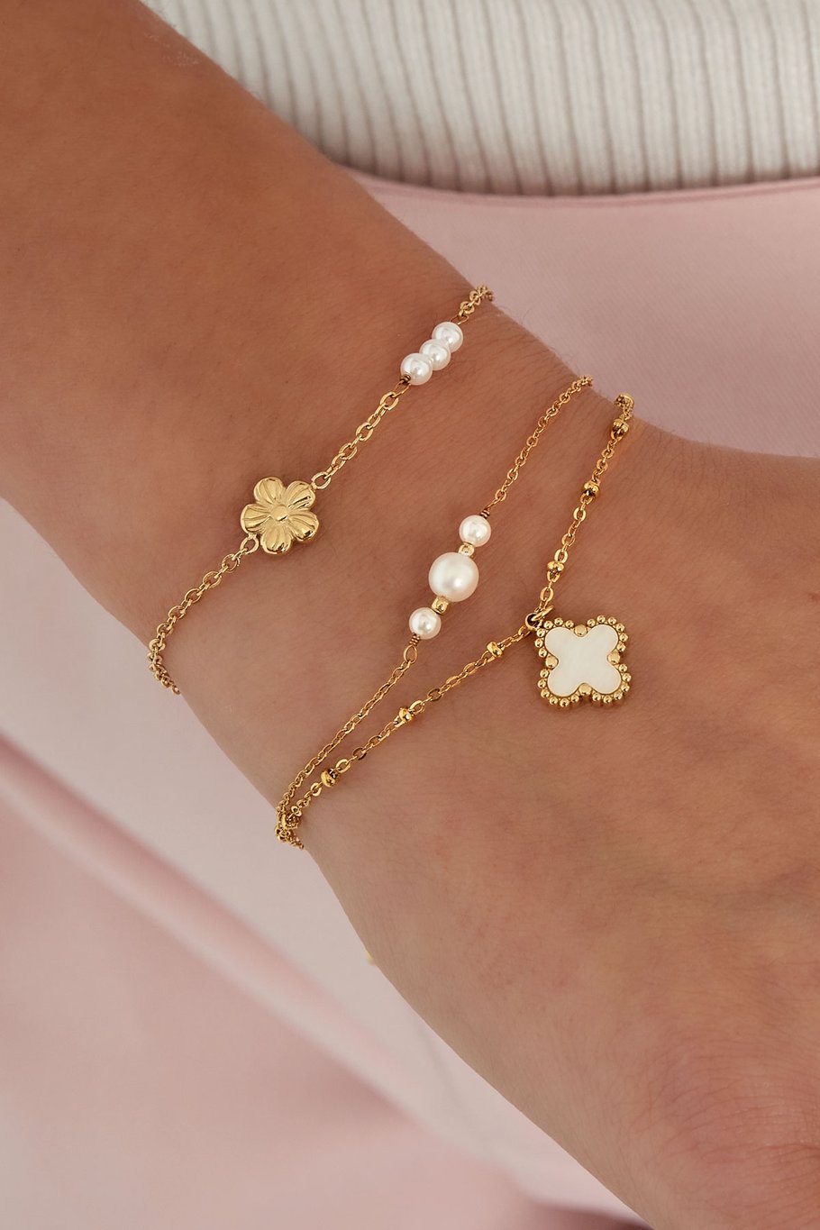 double bracelet with pearls and clover charm