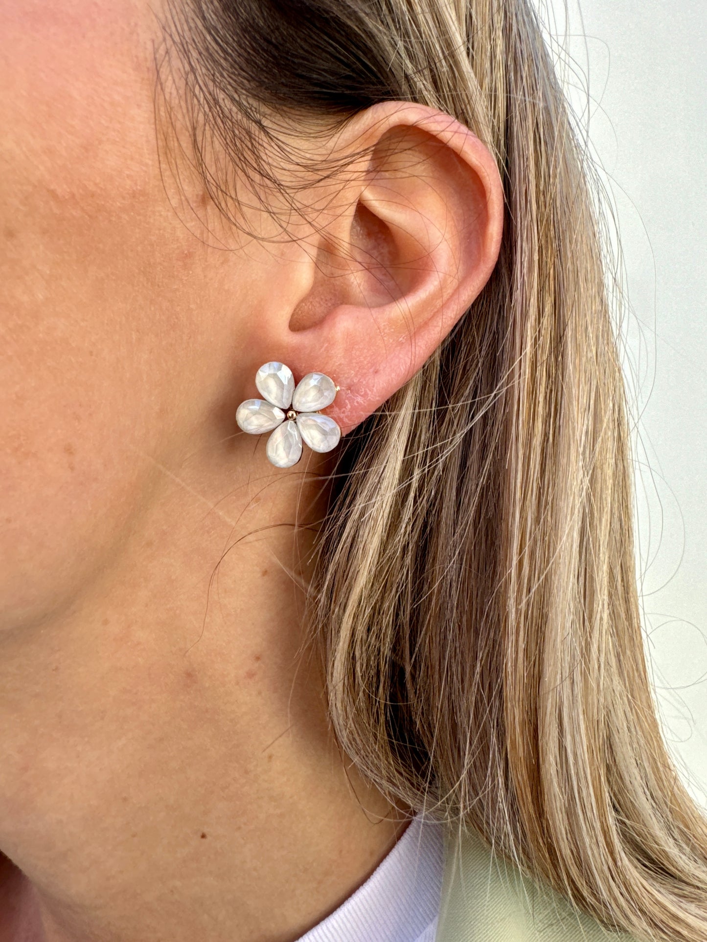 EARRINGS FLOWER WHITE