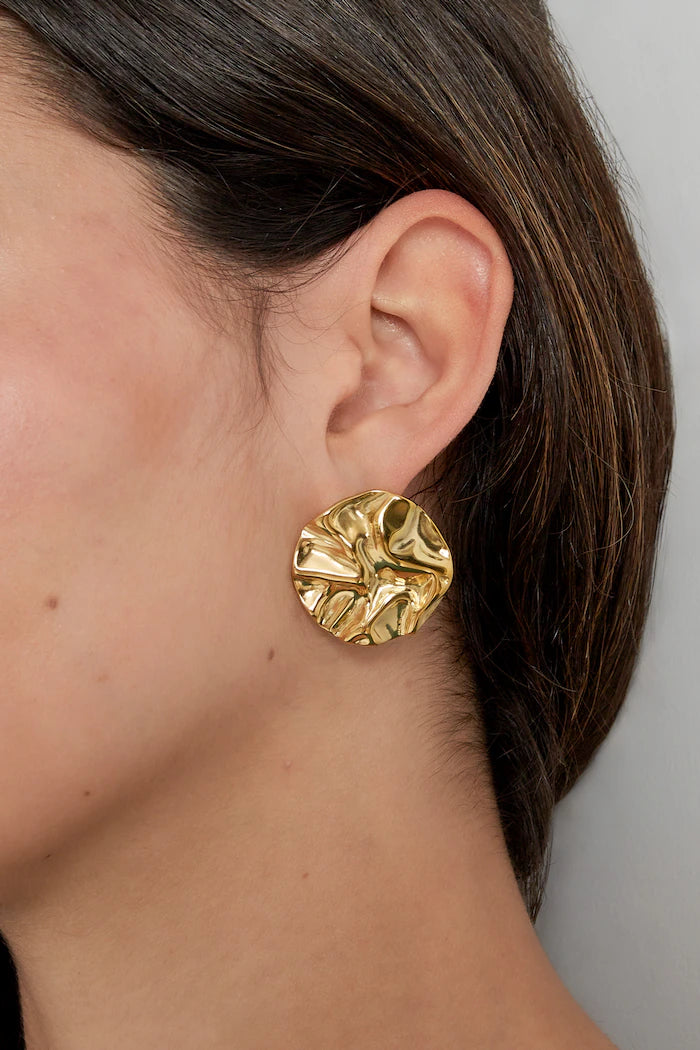 Earrings statement structure round