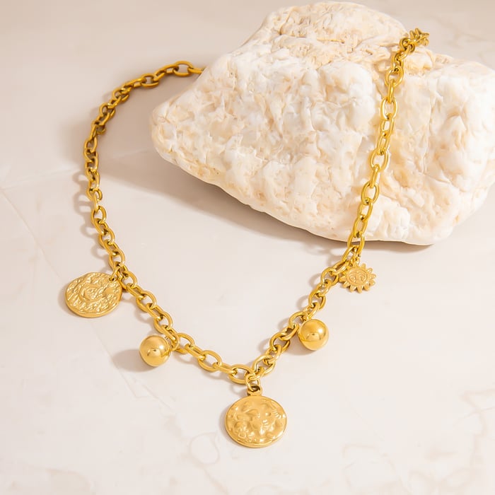 Necklace gold pendant